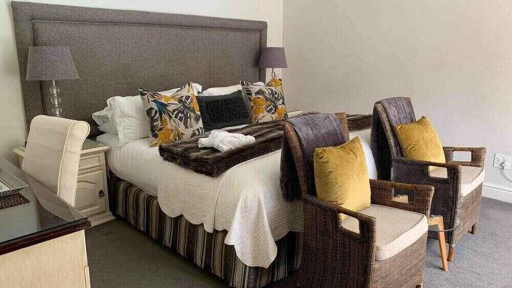 Fernwood Manor Hotel room