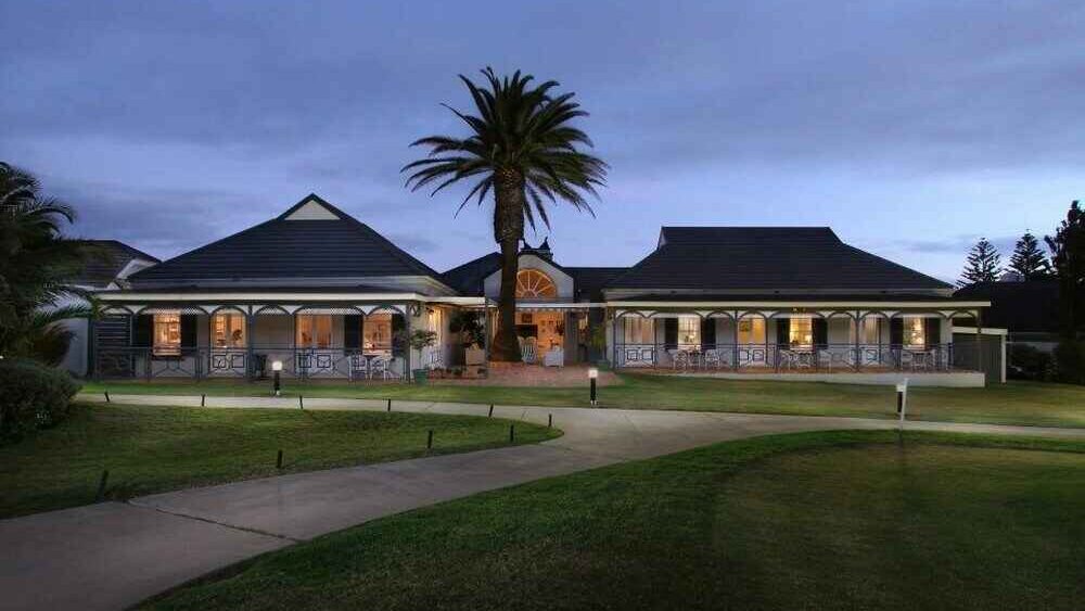 19th Hole Guest Lodge Entrance
