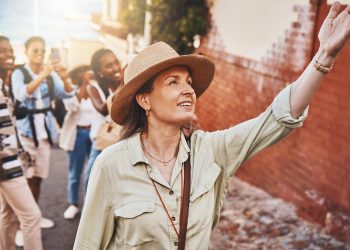Cape Town historical tour, guide pointing