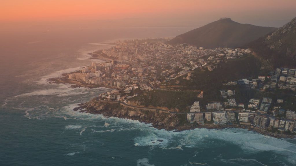 Signal Hill – A Sunset Above the City. Chasing the best Cape Town sunsets.